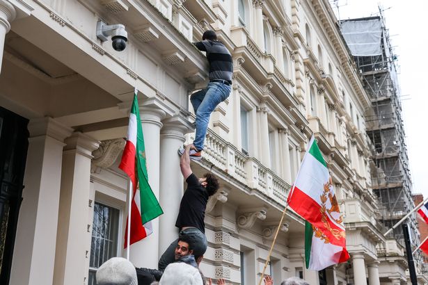 Iran Protests Escalate: Nationwide Unrest, Lion and Sun Flag Raised in London, Trump Issues Stark Warning