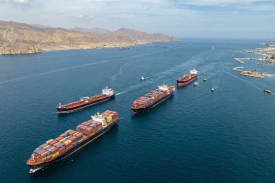 New Shipping Route Opens in Strait of Hormuz, Four Large Vessels Bypass Iranian Waters