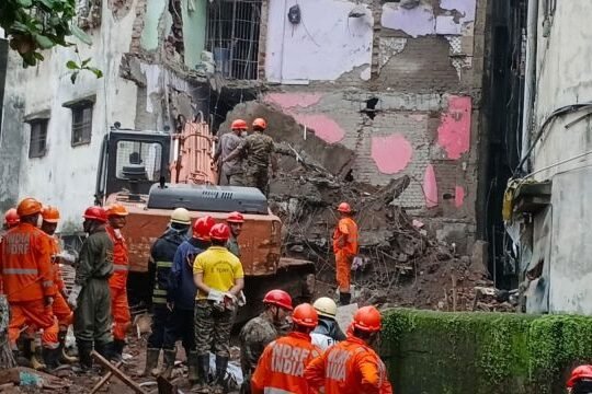 Tragic! 1 Dead, 8 Feared Trapped in Bhiwandi Building Collapse