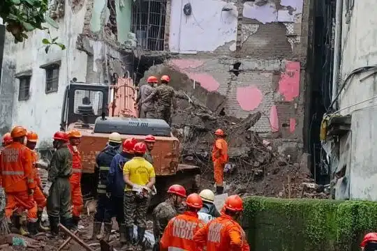 Tragic! 1 Dead, 8 Feared Trapped in Bhiwandi Building Collapse